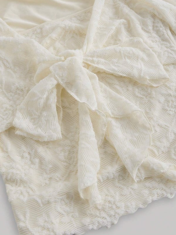 Top din nylon cu decolteu în V și șnururi, mâneci clopot, croială Slim