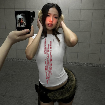 Tricou ZSIIBO din poliester cu imprimeu litere engleze, mânecă scurtă, guler rotund; stil casual, conținut principal 30–50%, vara 2025, relax japonezo-coreean