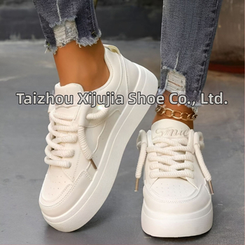 Unisex sportiniai bateliai su kaukolės raštu – žemas viršus, viršutinė dalis iš Super Fiber, padas iš gumos