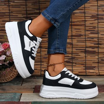 Damske platforme tenisice s debelim potplatom, visina potplata 3–5 cm, gornji dio od umjetne kože + tkanina, prozračna mrežasta unutrašnjost, vezanje, gumena potplat, ljetne sportske tenisice