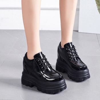 Női vastag talpú loafer cipő, kerek orr, PU felsőrész, gumi talp, elöl fűző, 6–8 cm sarok