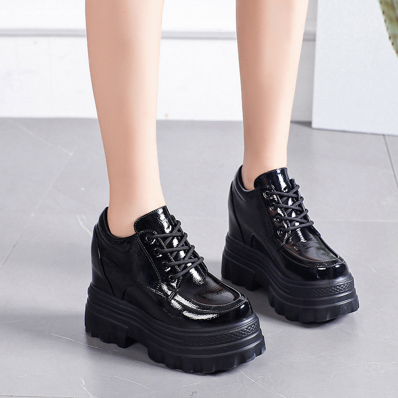 Női vastag talpú loafer cipő, kerek orr, PU felsőrész, gumi talp, elöl fűző, 6–8 cm sarok