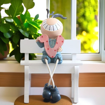 Gyanta karikatúra lógó baba gravírozott kivitelben, ideális üzleti ajándéknak