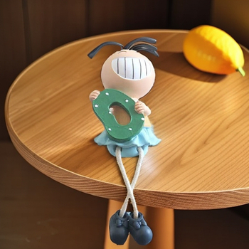 Gyanta karikatúra lógó baba gravírozott kivitelben, ideális üzleti ajándéknak