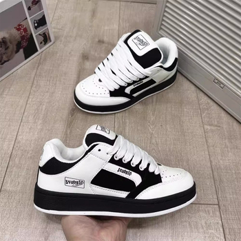 Moteriški visų sezonų sportbačiai: kvėpuojantis PU viršus, guminė padas, vidutinio aukščio viršus, injekciniu formavimu pagamintas padas, PU įdėklas, odinė vidinė danga