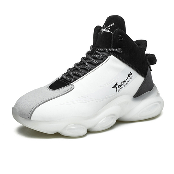 Vyriski krepšinio bateliai su aukštu viršumi, stora pada, kvėpuojantys ir lengvi, priekinis raištelių užsegimas