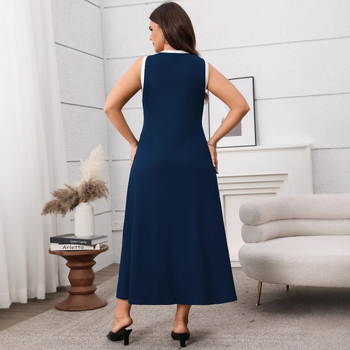 Hosszú ruha absztrakt mintával, poliészter anyag, ujjatlan, kerek nyakú, derekát kiemelő dizájn