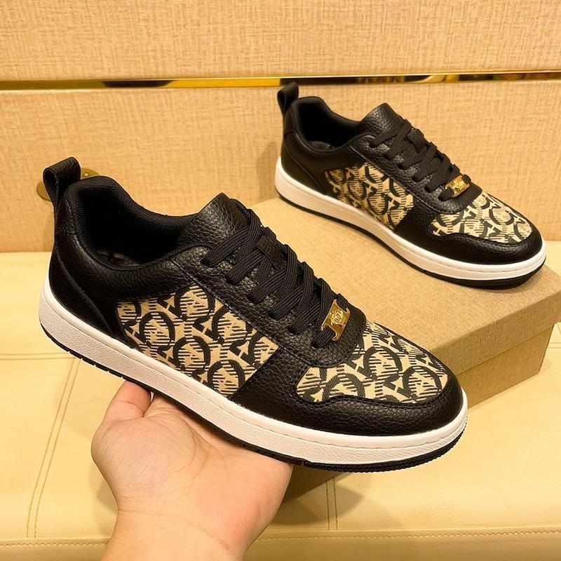 Kedai iš natūralios odos, rankų darbo, kasdieniai, raišteliai užsegimas, gumos padas, vyrams virš 60.