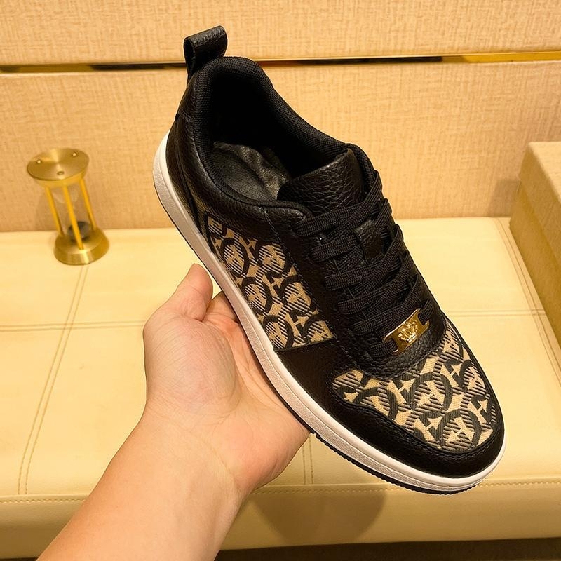 Kedai iš natūralios odos, rankų darbo, kasdieniai, raišteliai užsegimas, gumos padas, vyrams virš 60.