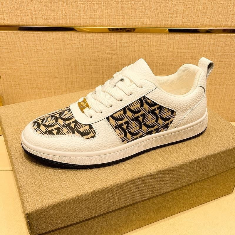 Kedai iš natūralios odos, rankų darbo, kasdieniai, raišteliai užsegimas, gumos padas, vyrams virš 60.