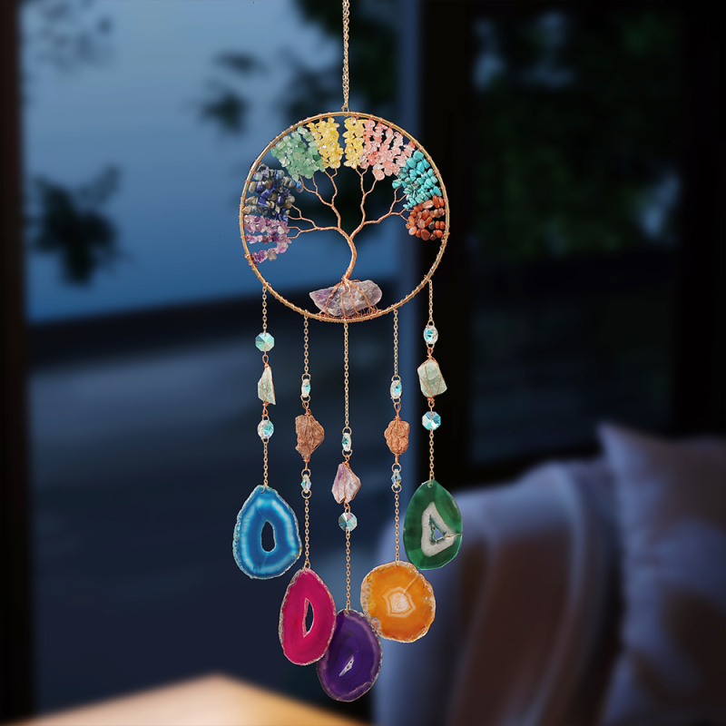 Dzīvības koks, sapņu ķērājs — kristāla zvaniņš, rokām adīts kulons skandināvu stilā istabas dekorašanai; PP maisiņā iepakojums; piemērots kā dāvana dzimšanas dienā vai ceļojumos; piemērots draugiem un klasesbiedriem