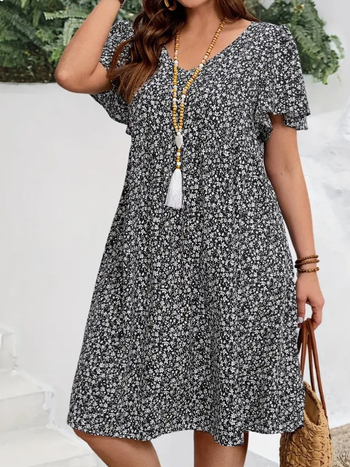 V kaklo iškirptė, išskleistas gėlių raštas su suplyšusiu motyvu, trumpomis volanomis rankovėmis, skėtis tipo suknelė, poliesteris su spandeksu