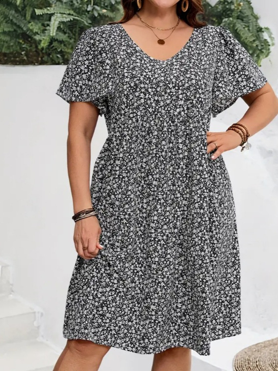 V kaklo iškirptė, išskleistas gėlių raštas su suplyšusiu motyvu, trumpomis volanomis rankovėmis, skėtis tipo suknelė, poliesteris su spandeksu