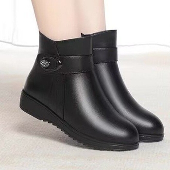 Női téli bokacsizma kiil sarokkal 3–5 cm, PU felsőrész, plüss bélés, csúszásmentes gumitalp, oldalsó cipzár, kerek orr