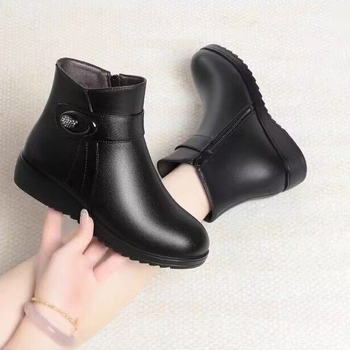 Női téli bokacsizma kiil sarokkal 3–5 cm, PU felsőrész, plüss bélés, csúszásmentes gumitalp, oldalsó cipzár, kerek orr