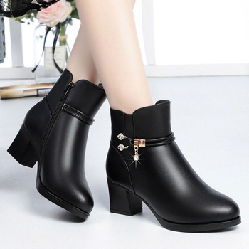 Zimske čizme s umjetnim krznom, visokim goljenom, bočni zatvarač, špicast nos, srednje visok potpetica