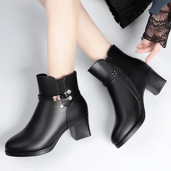 Zimske čizme s umjetnim krznom, visokim goljenom, bočni zatvarač, špicast nos, srednje visok potpetica