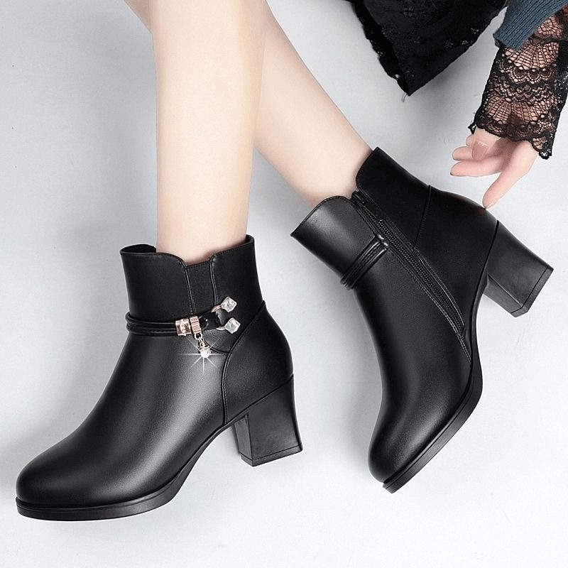 Zimske čizme s umjetnim krznom, visokim goljenom, bočni zatvarač, špicast nos, srednje visok potpetica