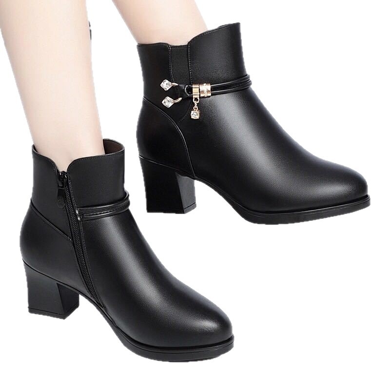 Zimske čizme s umjetnim krznom, visokim goljenom, bočni zatvarač, špicast nos, srednje visok potpetica