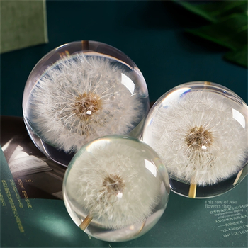 Geometrinis krištolo kamuolys su dandelionu į dervos lęšį, baltas kristalas, šiuolaikinis minimalistinis stilius