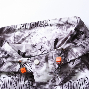 Férfi kapucnis fleecével bélelt dzseki laza szabású, cipzárral az elején, több zsebbel, tavasszal és ősszel viselhető.