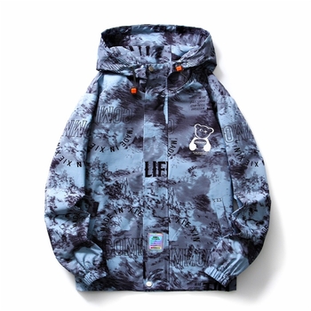 Férfi kapucnis fleecével bélelt dzseki laza szabású, cipzárral az elején, több zsebbel, tavasszal és ősszel viselhető.