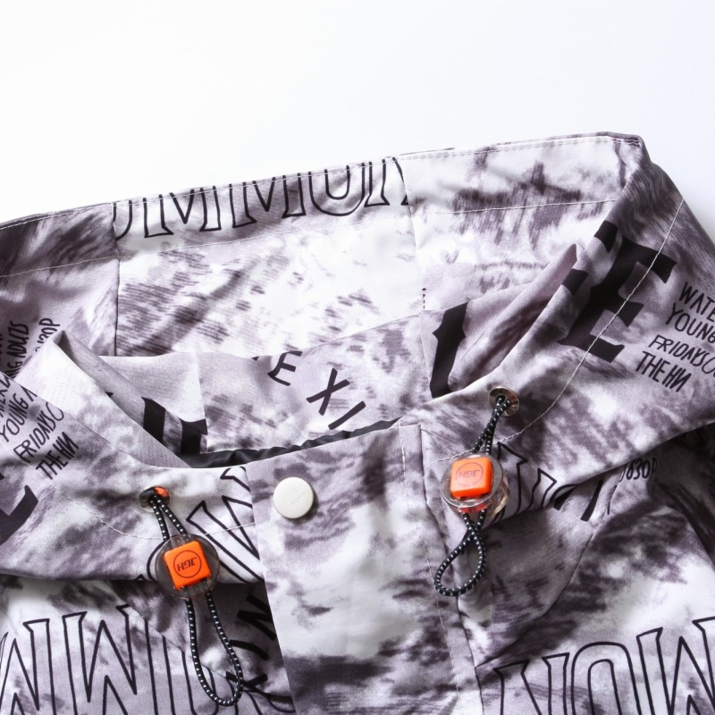 Férfi kapucnis fleecével bélelt dzseki laza szabású, cipzárral az elején, több zsebbel, tavasszal és ősszel viselhető.