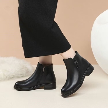 Női rövid csizma vastag sarokkal, középmagas sarok 3-5 cm, meleg bélés, oldalsó cipzár, kerek orr