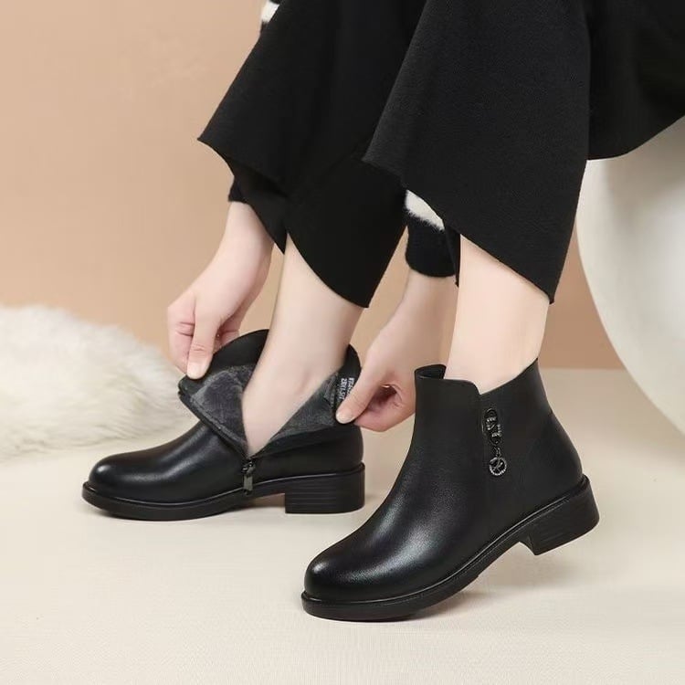 Női rövid csizma vastag sarokkal, középmagas sarok 3-5 cm, meleg bélés, oldalsó cipzár, kerek orr