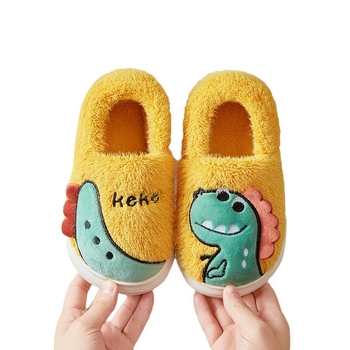 Vaikiškos vidaus šlepetės su karikatūrų raštu, koralinių velūro viršus, PVC padas, atsparios slydimui, skirtos 7–12 metų vaikams.