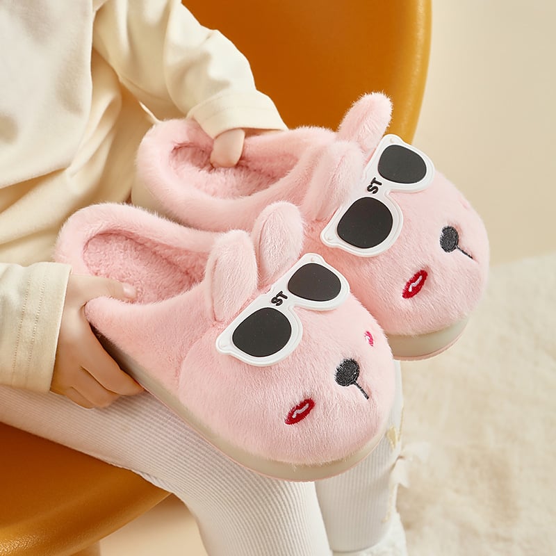 Vaikiškos vidaus šlepetės su karikatūrų raštu, koralinių velūro viršus, PVC padas, atsparios slydimui, skirtos 7–12 metų vaikams.