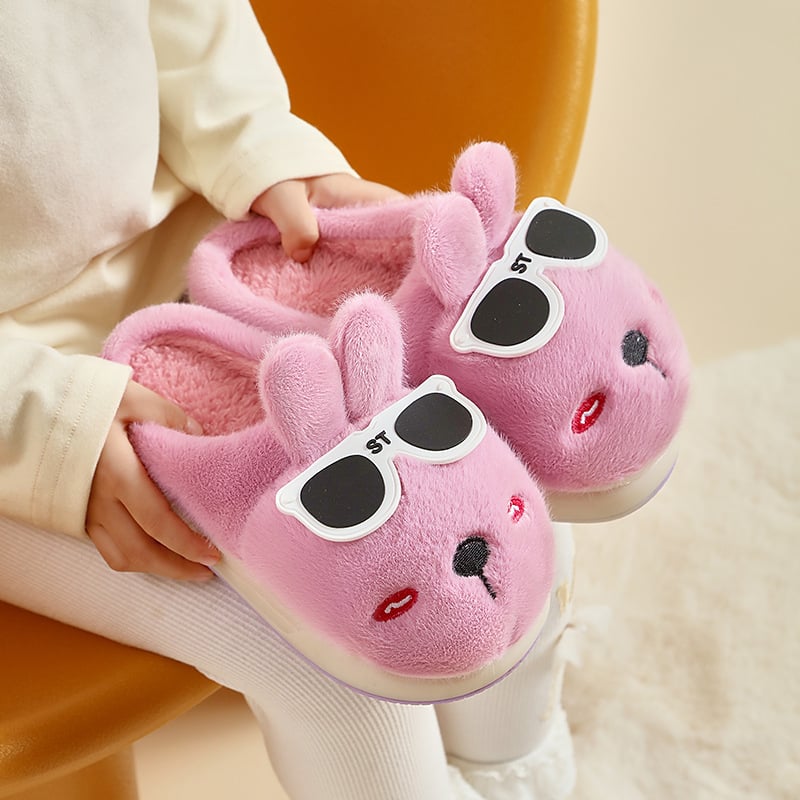 Vaikiškos vidaus šlepetės su karikatūrų raštu, koralinių velūro viršus, PVC padas, atsparios slydimui, skirtos 7–12 metų vaikams.