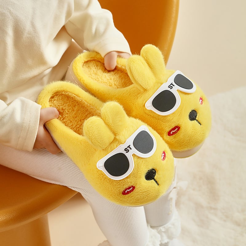 Vaikiškos vidaus šlepetės su karikatūrų raštu, koralinių velūro viršus, PVC padas, atsparios slydimui, skirtos 7–12 metų vaikams.