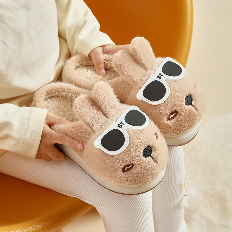 Vaikiškos vidaus šlepetės su karikatūrų raštu, koralinių velūro viršus, PVC padas, atsparios slydimui, skirtos 7–12 metų vaikams.