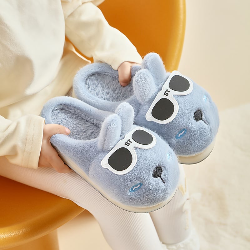 Vaikiškos vidaus šlepetės su karikatūrų raštu, koralinių velūro viršus, PVC padas, atsparios slydimui, skirtos 7–12 metų vaikams.