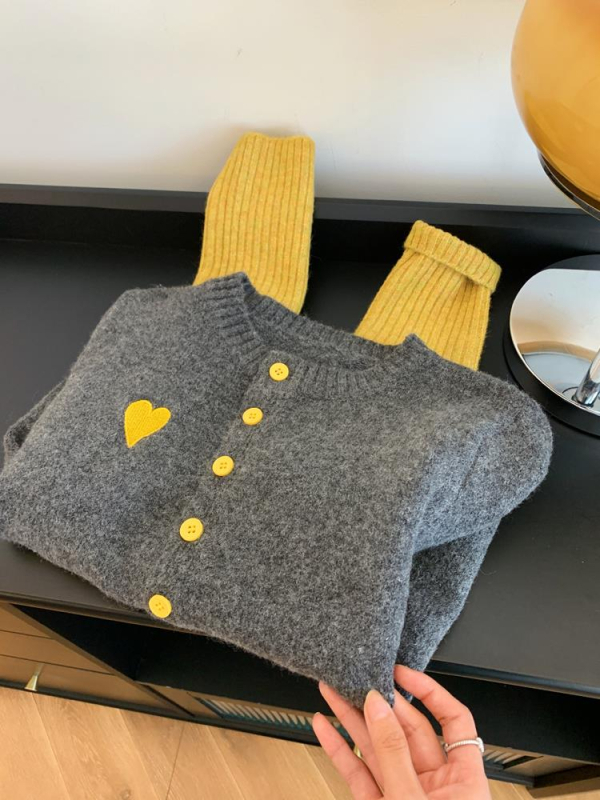 Vinylon megztinis kardiganas, laisvas kirpimas, ilgos rankovės, vienos eilės užsegimas, geometrinis patchwork