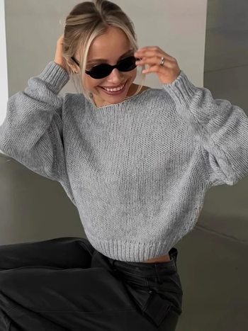 Džemper – pulover stil, retro stil; opušten kroj; dugi rukavi; okrugli izrez.