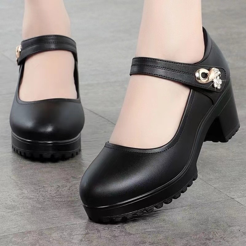 Tehénbőr felsőrészű magas sarkú cipő - Vintage stílus, kerek orrú, középső sarkú (3-5 cm); egész éves viselet