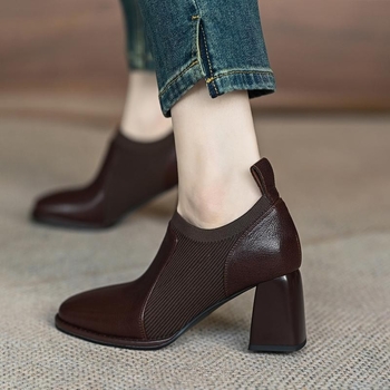 Női magas sarkú bokacsizma kötött felsőrésszel, négyzet alakú orr, vastag sarok 6–8 cm, gumi talp