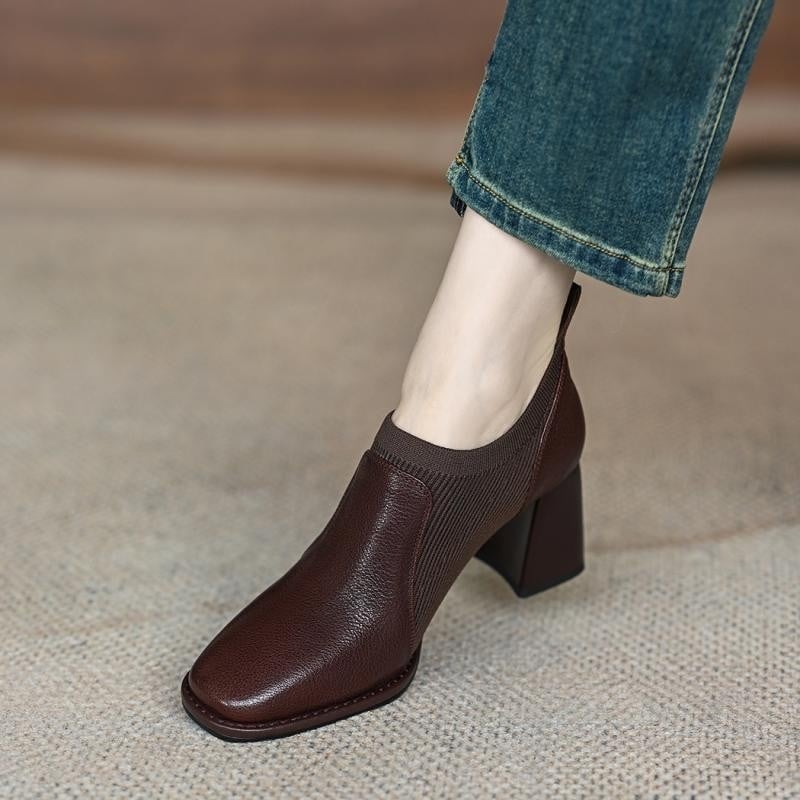 Női magas sarkú bokacsizma kötött felsőrésszel, négyzet alakú orr, vastag sarok 6–8 cm, gumi talp