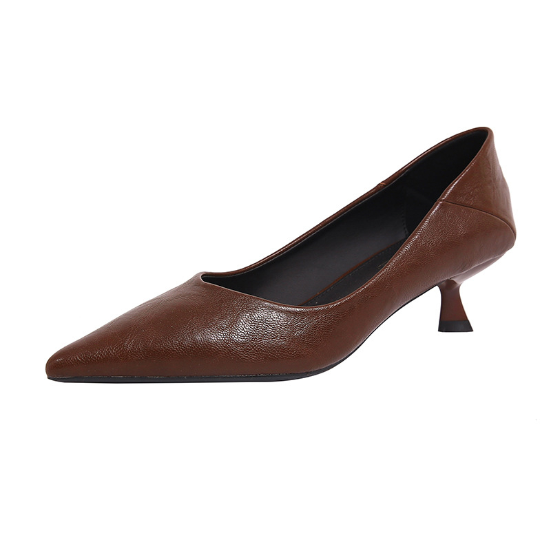 Női magassarkú cipő hegyes orral, mikroszálas felsőrész, 3-5 cm sarok, gumírozott talp - Kasesha
