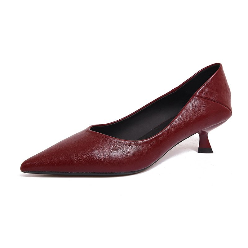 Női magassarkú cipő hegyes orral, mikroszálas felsőrész, 3-5 cm sarok, gumírozott talp - Kasesha