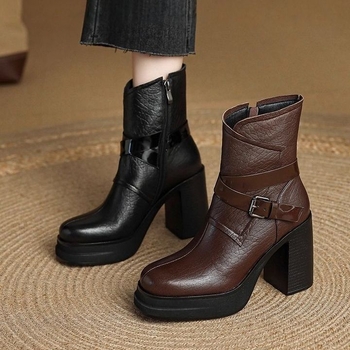 Női bokacsizmák tömött sarokkal és négyszögletes orral, bőr csattal, oldalsó cipzár, gumi talp, felső rész Super Fiber, sarokmagasság 6-8 cm, alacsony szár