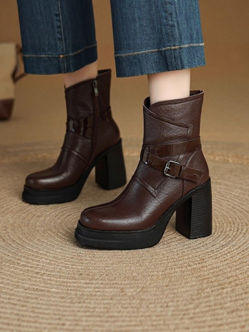 Női bokacsizmák tömött sarokkal és négyszögletes orral, bőr csattal, oldalsó cipzár, gumi talp, felső rész Super Fiber, sarokmagasság 6-8 cm, alacsony szár