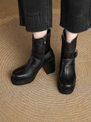 Női bokacsizmák tömött sarokkal és négyszögletes orral, bőr csattal, oldalsó cipzár, gumi talp, felső rész Super Fiber, sarokmagasság 6-8 cm, alacsony szár