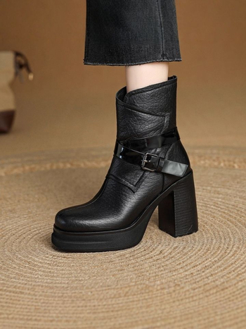 Női bokacsizmák tömött sarokkal és négyszögletes orral, bőr csattal, oldalsó cipzár, gumi talp, felső rész Super Fiber, sarokmagasság 6-8 cm, alacsony szár