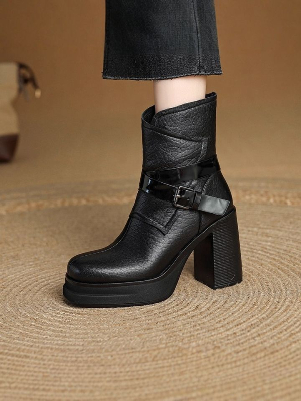 Női bokacsizmák tömött sarokkal és négyszögletes orral, bőr csattal, oldalsó cipzár, gumi talp, felső rész Super Fiber, sarokmagasság 6-8 cm, alacsony szár