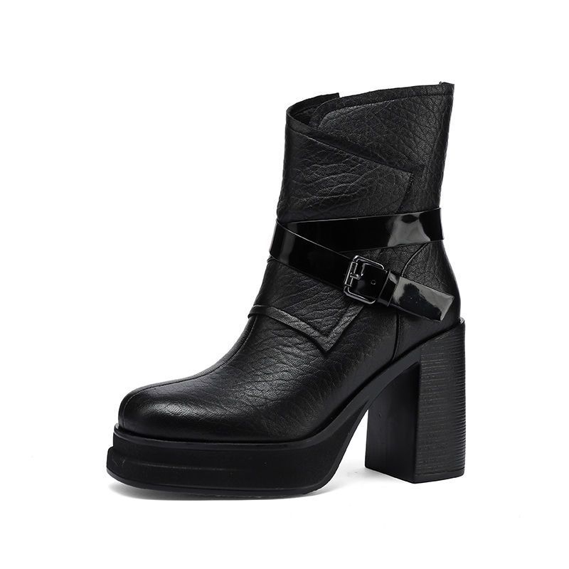 Női bokacsizmák tömött sarokkal és négyszögletes orral, bőr csattal, oldalsó cipzár, gumi talp, felső rész Super Fiber, sarokmagasság 6-8 cm, alacsony szár