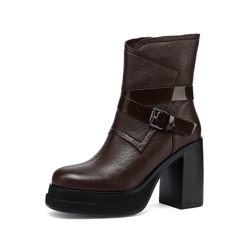 Női bokacsizmák tömött sarokkal és négyszögletes orral, bőr csattal, oldalsó cipzár, gumi talp, felső rész Super Fiber, sarokmagasság 6-8 cm, alacsony szár