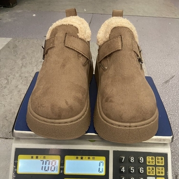 Nubukist ülaosaga talvesaapad, paks kummitald, vooder fleece ja kunstlik karusnahk, lühike varvas, slip-on kinnitusega.